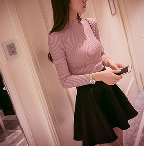 Threaded-half-neck sweater.